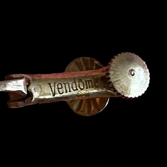 Vintage Signed Vendome Faux Pearl and AB crystals cluster flower earring. - Picture 9 of 11